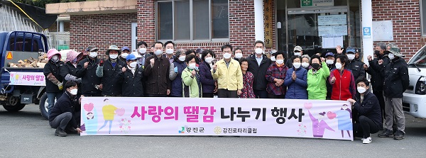 ▲강진군은 9일부터 13일까지 저소득층, 독거노인, 장애 가구 등 어려운 이웃 100가구에 100톤의 땔감을 전달하는 사랑의 땔감 나누기 행사를 추진한다.(사진제공=강진군)