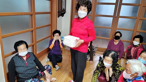 ▲장흥군 부산면 행정복지센터에서는 11월 11일 가래떡 데이를 기념하여 지역 주민을 대상으로 가래떡 나눔 행사를 가졌다.(사진제공=장흥군)
