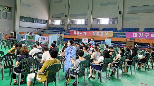 ▲강진군 예방접종센터에서 군민들이 백신 접종하기 위해 대기하고 있다.(사진제공=강진군)