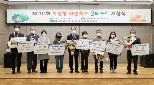 ▲농촌진흥청 국립축산과학원에서 개최한 자연치즈 경연대회에서 유레카목장이 대상을, 미르목장이 금상을 수상했다.(사진제공=영광군)