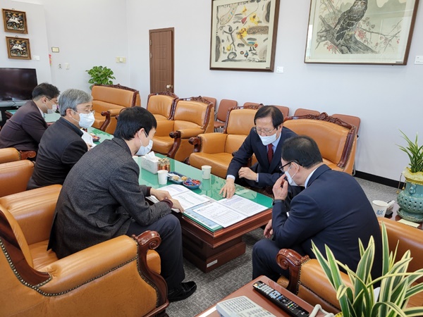 ▲송귀근 고흥군수는 지난 12일 내년도 정부예산안 예산결산위원회 예산안조정 소위원회 심사일정에 한 발 앞서 국회를 찾아 여ㆍ야 국회의원들을 만나 지역의 현안사업 관심과 정부예산 추가 증액 도움을 요청했다.(사진제공=고흥군)