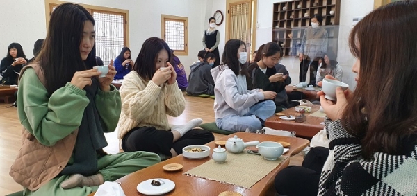 ▲다례교육에 참여하고 있는 강진여중 학생들(사진제공=보성군)