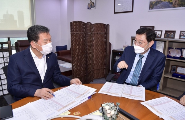 ▲이용섭 광주광역시장이 15일 오전 서울 여의도 국회를 방문해 신정훈 예결위원과 면담을 하고 주요 현안사업에 대한 국비 증액 협조 요청을 하고 있다.(사진제공=광주광역시)
