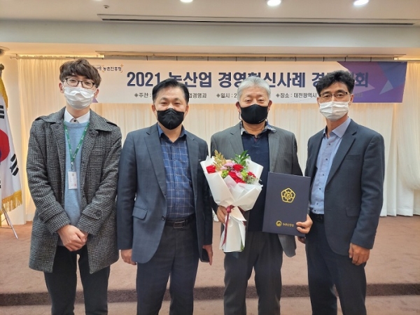 ▲농촌진흥청이 주관한 농산업 경영 혁신 사례 경진대회에서 강진군 올바른농원 김옥환 대표가 최우수상을 수상했다.(사진제공=강진군)