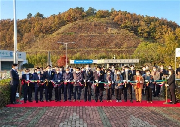 ▲장흥군은 지난 16일 장흥군 유치면 장흥다목적댐 정상부에서 개방식 행사를 실시했다.(사진제공=장흥군)