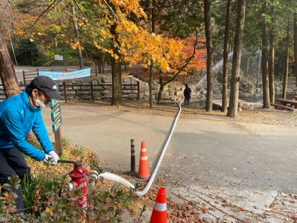 ▲장흥군은 동절기 산림휴양시설에 대해 화재 예방 점검을 실시했다.(사진제공=장흥군)