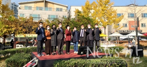 ▲전남 순천시 덕연동 연향3지구 상가 번영회는 지난 20일 연향 미당 플리마켓 행사를 성황리에 개최했다.(사진=이기장 기자)