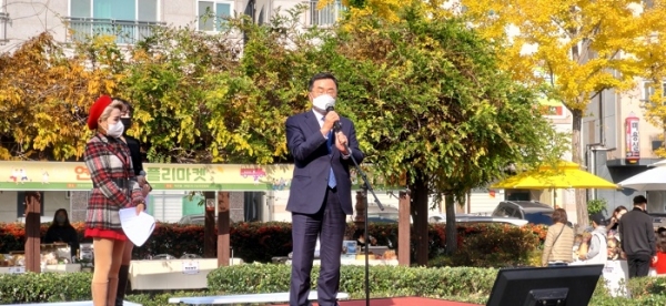 ▲지난 20일 오후 연향3 어린이공원에서 열린 연향 미당 플리마켓 행사에서 소병철 의원이 축사를 하고 있다(사진=이기장 기자)