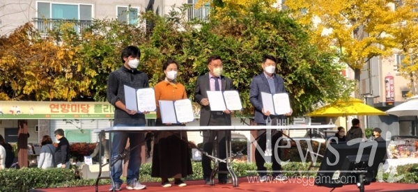 ▲전남 순천시 덕연동 연향3지구 상가 번영회는 지난 20일 오후 연향3 어린이공원에서 연향 미당 플리마켓 행사를 개최했다.(사진=이기장 기자)