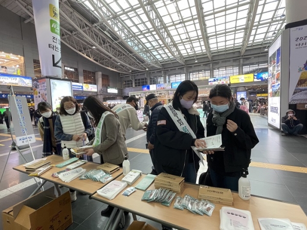 ▲서울 용산역에서 방문객을 대상으로 강진 푸소체험 홍보활동을 실시했다.(사진제공=강진군)