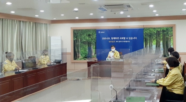 ▲담양군은 지난 19일 담양교육지원청과 대책회의를 열어 학교 내 집단감염 예방을 위한 방역대책을 협의했다.(사진제공=담양군)