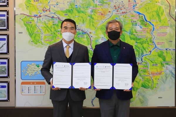 ▲곡성군이 곡성교육지원청과 곡성 학교시설 복합화 사업 추진을 위한 기본 협약을 체결했다.(사진제공=곡성군)
