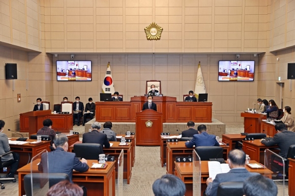 ▲송귀근 고흥군수는 22일 열린 제302회 고흥군의회 제2차 정례회에서 시정연설을 통하여 주요성과와 내년도 군정운영방향을 제시했다.(사진제공=고흥군)