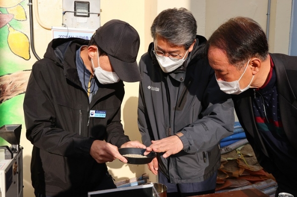 ▲김순호 구례군수가 공공비축미 수매 현장을 찾아 올해 쌀 작황과 매입상황을 점검했다.(사진제공=구례군)