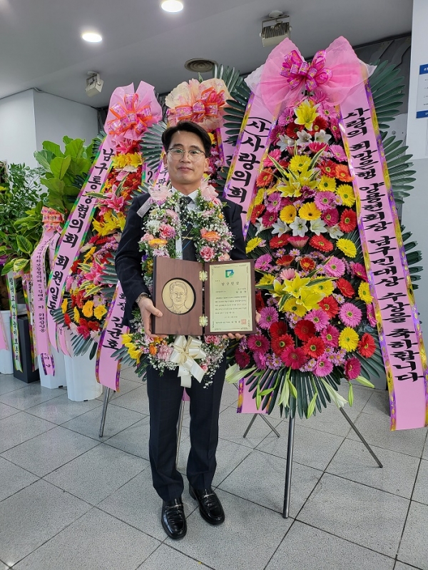 ▲양용현 (사)사랑의 희망은행 광주전남 위원장이 29일 열린 ‘제26회 남구민의 날’ 행사에서 문화.예술 부문 ‘남구민상’을 수상하고 기념 촬영했다.(사진=김필수 기자)