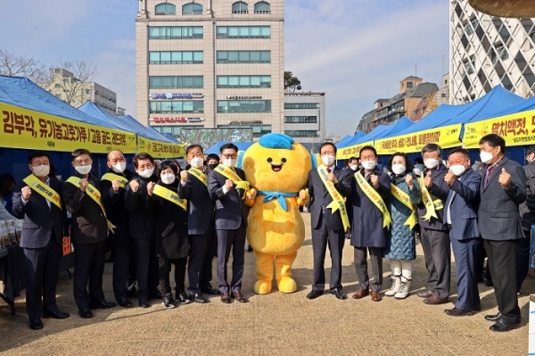 ▲고흥군은 지난 24일부터 26일까지 3일간 강동구에서 처음 열린 ‘고흥 농‧수특산물 직거래 장터’가 성공적으로 종료 됐다.(사진제공=고흥군)