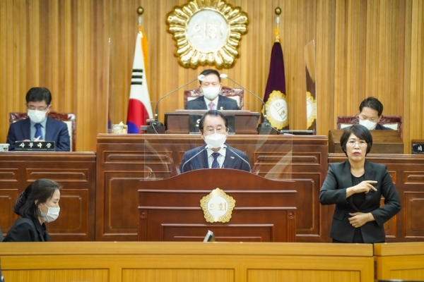 ▲김종식 목포시장이 2일 열린 제370회 목포시의회 제2차 정례회에서 2022년도 예산안을 제출하며 올해 주요 성과와 내년도 시정 운영 방향을 제시했다.(사진제공=목포시)