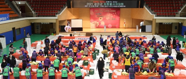 ▲2021 제9회 강진군 자원봉사자 대회 참여자들이 김치를 담그고 있다.(사진제공=강진군)