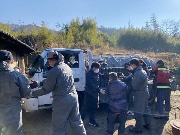 ▲보성군 노동면은 지난 6일 ‘사랑의 연탄 나눔 봉사활동’을 펼쳤다.(사진제공=보성군)