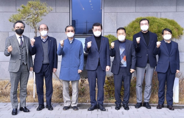 ▲이용섭 광주광역시장이 10일 오후 지역 도시건축단체 대표자들과 간담회를 갖고 도시‧건축업계 애로사항을 청취하고 협력방안에 대해 의견을 나눈 뒤 기념촬영을 하고 있다.(사진제공=광주광역시)