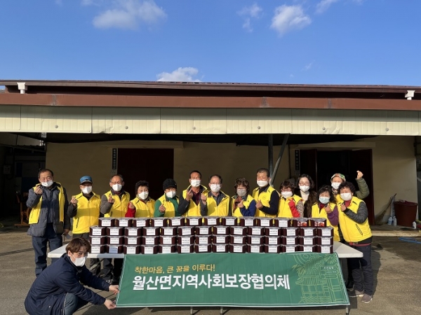 ▲담양군 월산면 지역사회보장협의체은 지난 14일 협의체 위원 22명이 함께 추어탕을 만들어 어려운 독거어르신과 한부모가정 등 95세대에 직접 전달하며 이웃사랑을 전했다.(사진제공=담양군)