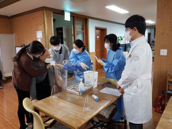 ▲코로나19 예방 백신 추가 접종을 하고 있는 모습(사진제공=목포시)