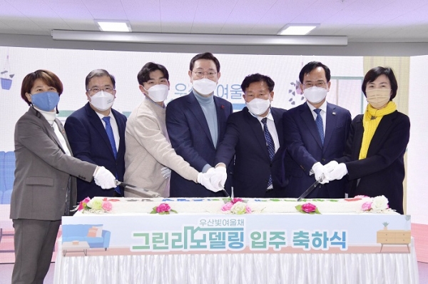 ▲이용섭 광주광역시장이 16일 오전 광산구 '우산빛여울채 그린리모델링' 완료 세대 입주식에 참석해 김삼호 광산구청장, 김광란·장연주 광주시의원, 정민곤 광주도시공사 사장 및 입주자 등과 떡 케이크를 자르고 있다.(사진제공=광주광역시)