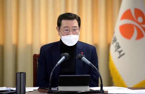 ▲이용섭 광주광역시장이 21일 오전 시청 중회의실에서 열린 화요간부회의를 주재하고 있다.(사진제공=광주광역시)
