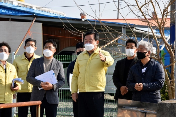 ▲이동진 진도군수가 연말을 맞아 개발 사업장을 중심으로 현장을 방문, 군민들을 격려하고 현장의 목소리에 귀 기울이는 현장 소통 행보를 실시했다.(사진제공=진도군)