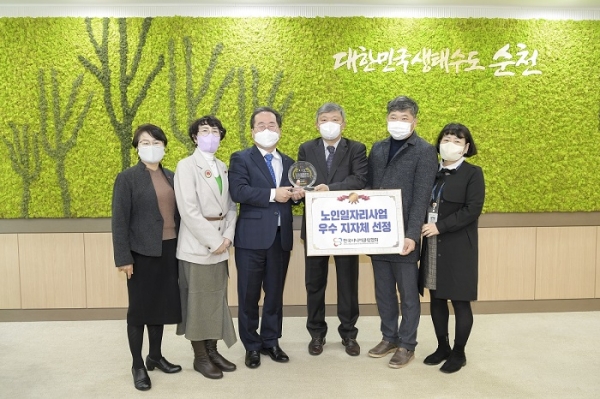▲허석 순천시장이 지난 22일 한국시니어클럽협회로부터 노인 일자리 및 사회참여 활성화 지원에 대한 감사패를 받았다.(사진제공=순천시)