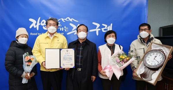 ▲구례군은 지난 21일 구례군귀농귀촌협회가 전남 블루 재능봉사단 최종평가회에서 자원봉사 유공 행안부장관상을 수상했다.(사진제공=구례군)