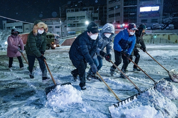 ▲목포시는 26일 5시30분 전 직원을 비상 소집해 담당 구역별로 배치하고 도로변, 인도, 버스승강장 등에 쌓인 눈을 제설도구를 이용해 인력으로 치웠다.(사진제공=목포시)