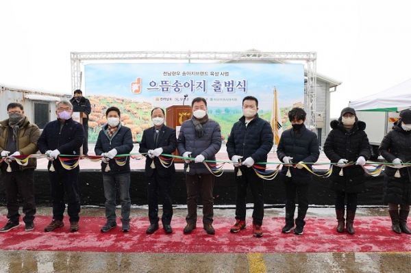 ▲무안군은 지난 26일 목포무안신안축협 일로가축시장에서 으뜸한우 송아지 브랜드 출범식을 개최했다.(사진제공=무안군)