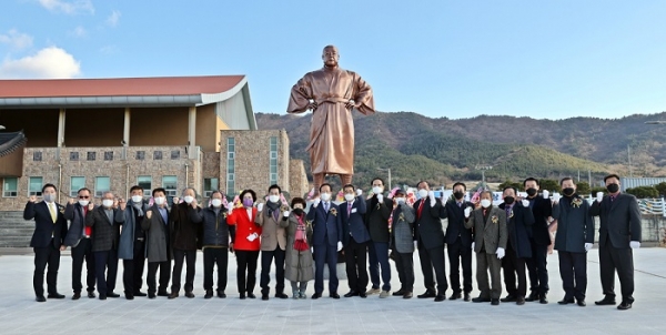 ▲고흥군는 (사)김일기념사업회와 지난 27일 금산면 소재 김일 기념체육관에서 김일 동상 제막식을 가졌다.(사진제공=고흥군)