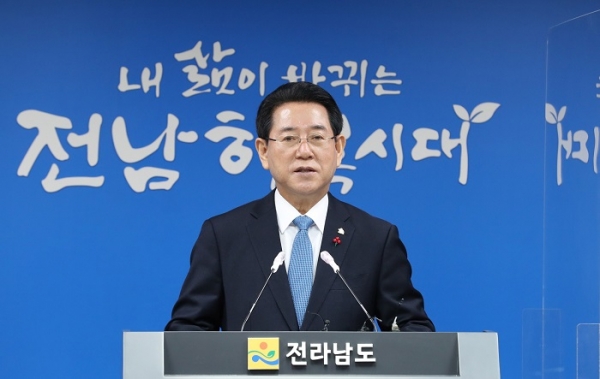 ▲김영록 전남도지사는 28일 도청 브리핑룸에서 2021년 송년 기자간담회를 가졌다.(사진제공=전라남도)