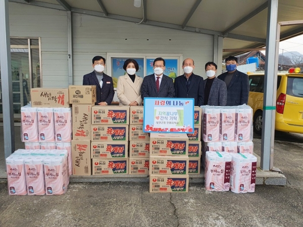 ▲무안군은 2021년 토지행정 종합평가에서 받은 포상금으로 저소득가정 아동·청소년들에게 100만원 상당의 식료품 등 물품을 전달했다.(사진제공=무안군)