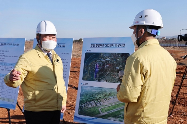 ▲김산 무안군수는 3일 새해를 맞아 무안국제공항 인근 항공특화산업단지(MRO) 건설현장에서 추진경과를 보고받고 향후 발전방향을 모색하는 현장 시무식을 가졌다.(사진제공=무안군)