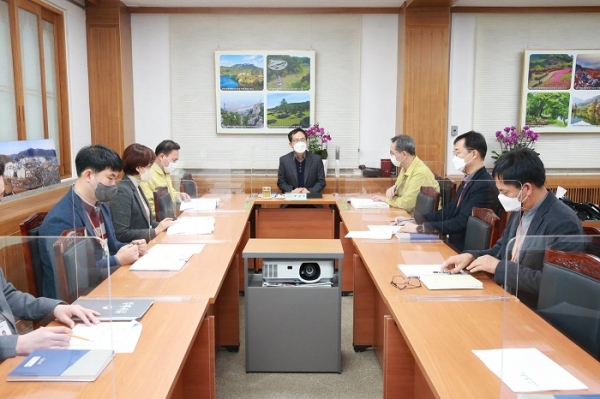 ▲11일 열린 보고회에서 박철원 화순 부군수가 건설과 현안 사업 보고를 진행하는 모습(사진제공=화순군)