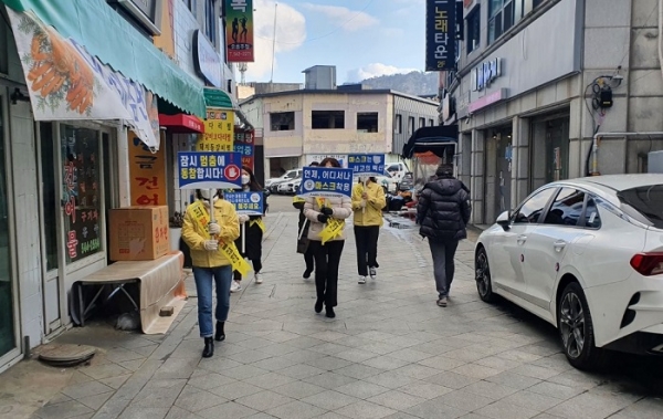 ▲진도군이 지난 12일 진도읍 아리랑사거리 일원에서 지역사회 확산 차단을 위한 캠페인을 실시했다.(사진제공=진도군)