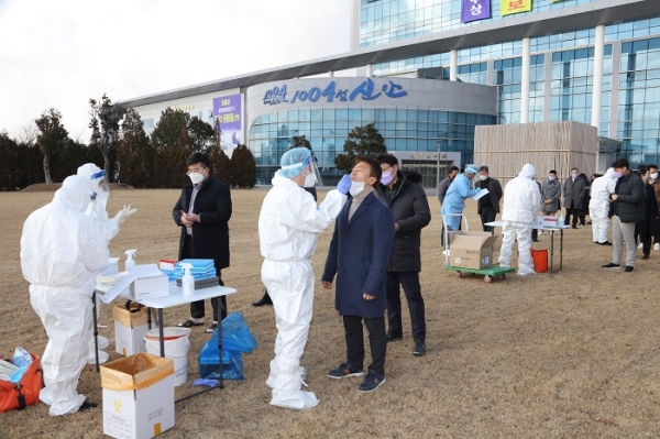 ▲신안군은 지난 12일 군청 전 직원을 대상으로 코로나19 선제적 검사를 실시했다.(사진제공=신안군)