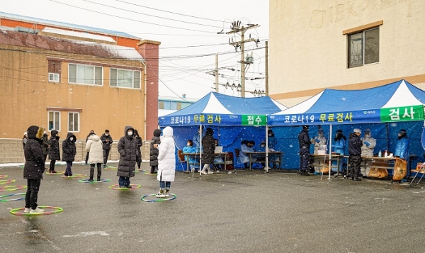 ▲목포시는 지난 13일 13개동 행정복지센터에서 임시 검사소를 비롯해 목포시보건소, 평화광장 등 기존 검사소에서 1만4,263명에 대한 검사를 실시했다.(사진제공=목포시)