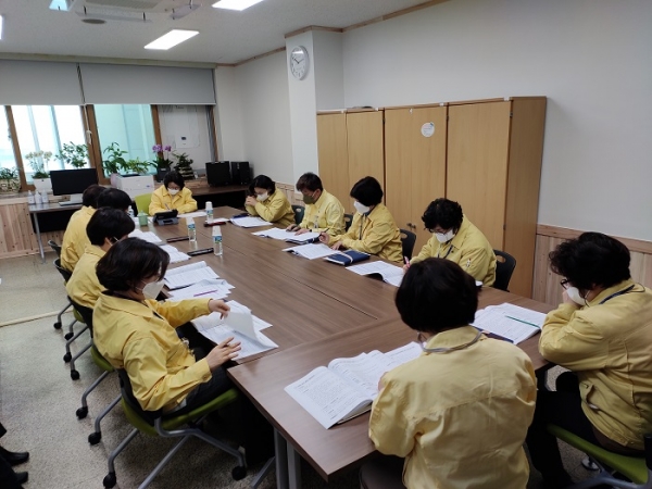 ▲지난 13일 유 부군수와 실과장, 팀장들이 주요 사업 추진현황에 대해 보고하고 의견을 나누고 있다.(사진제공=강진군)