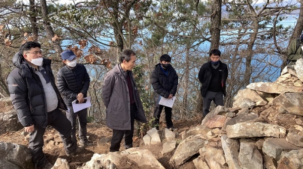 ▲고흥군은 고흥 봉래면 사양리 산43-1번지 봉화산 일원에서 조선시대 요망유적을 확인했다.(사진제공=고흥군)