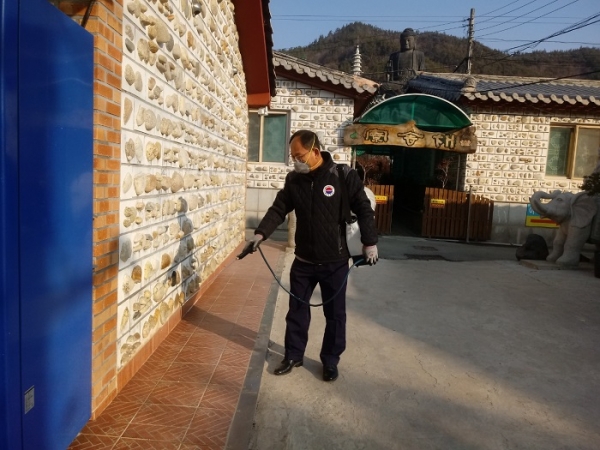 ▲강진군은 지난 24일부터 25일까지 이틀간 관내 공중화장실을 대상으로 특별 방역을 실시했다.(사진제공=강진군)