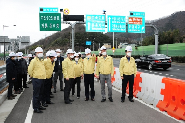 ▲광주광역시의회 산업건설위원회(위원장 이정환)는 지난 24일 오후 동구 지산동 제2순환도로 지산IC진출로 개설현장을 방문하여 안전 상황을 점검했다(사진제공=광주광역시 의회)