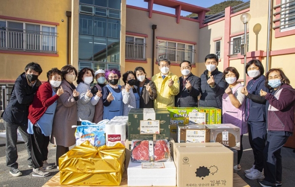 ▲구례군은 28일 설 명절을 맞이하여 관내 노인생활시설과 공동생활가정(그룹 홈)을 위문 방문했다.(사진제공=구례군)