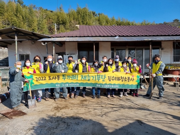 ▲순천시 도사동 두꺼비 재능기부단은 지난 11일 주거취약가구에 대해 집수리 봉사활동을 실시했다.(사진제공=순천시)