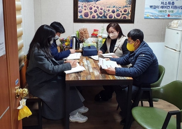 ▲장흥군은 기초의료급여 부양의무자 기준 완화 내용을 홍보하고 나섰다.(사진제공=장흥군)