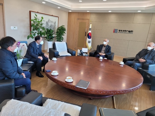 ▲김장오 영광부군수는 22일 광주과학기술원을 방문하여 김기선 광주과학기술원 총장과 면담 후 인공지능연구소에서 협업사업 계획을 청취하고 사업 방안을 논의했다.(사진제공=영광군)
