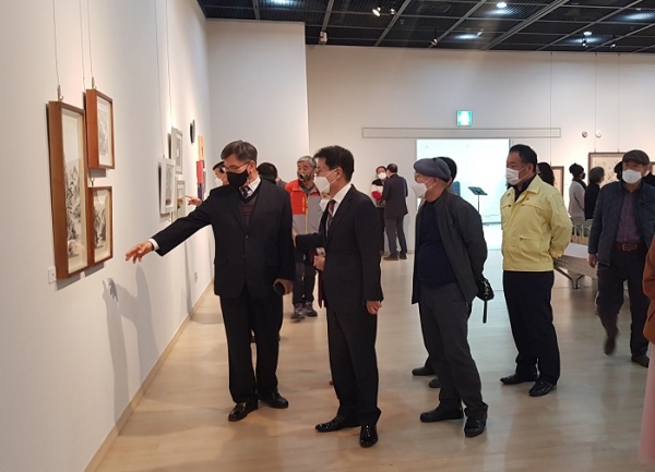 ▲제2회 아트페어에서 관람객들이 작품을 감상하고 있다.(사진제공=강진군)